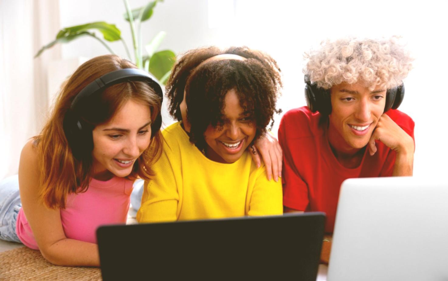 Ambiente di lavoro moderno con strumenti di sviluppo web accessibile