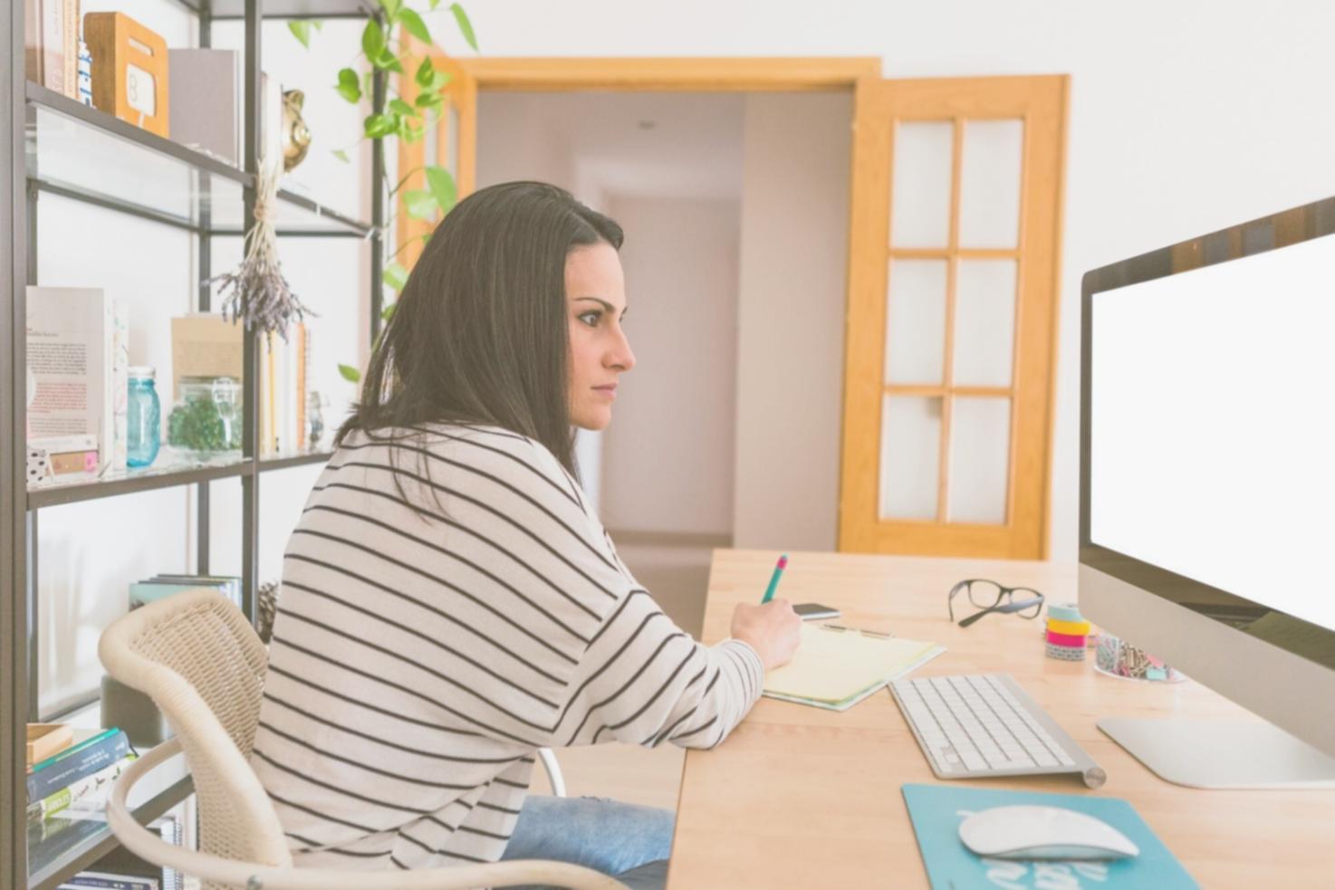 Persona che utilizza tecnologie assistive per navigare contenuti web