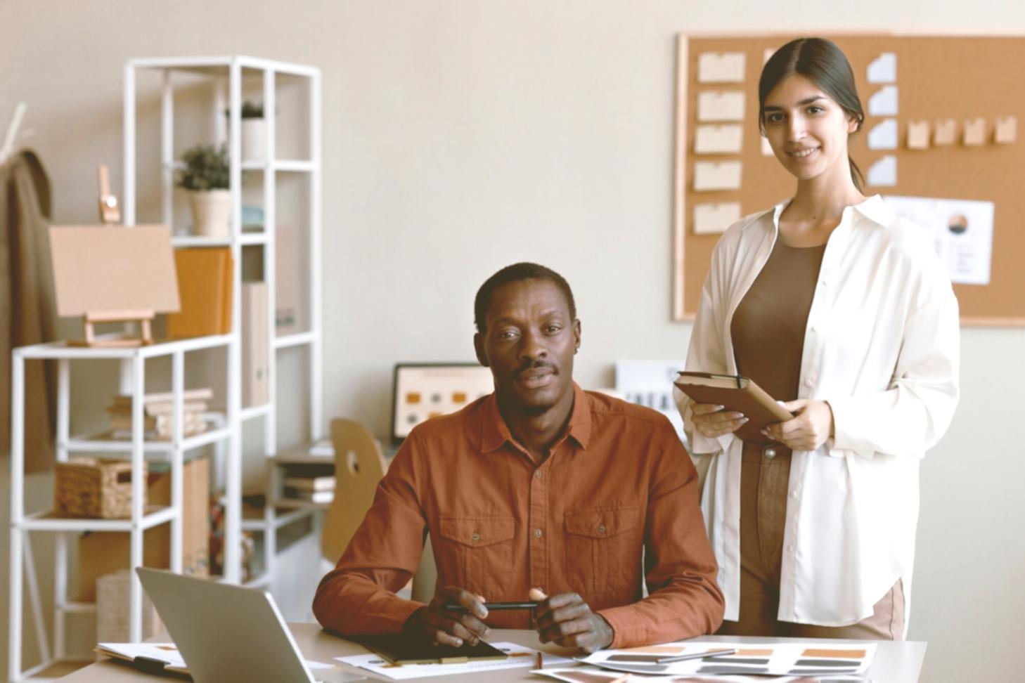 Team di esperti in accessibilità web che lavora insieme per creare soluzioni inclusive e accessibili per tutti gli utenti